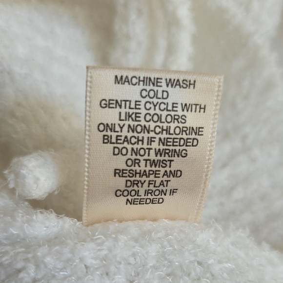 Sincerely Jules Cream V-Neck Sweater. Size Large - Picture 9 of 9